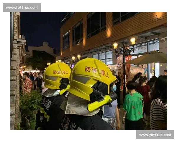 深夜巡更的守夜人在人间烟火中聆听岁月回响