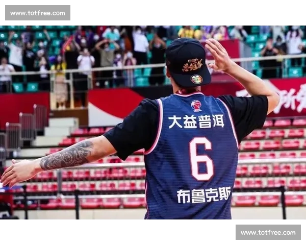 粉丝呼声震天，XX选手能否如愿披上新战袍